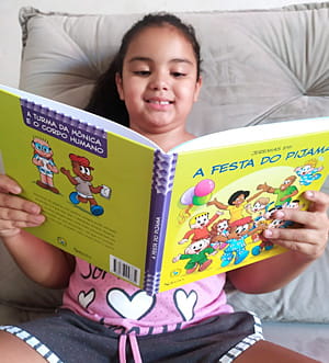 foto-crianca-lendo-livro