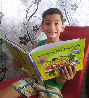 foto-crianca-lendo-livro